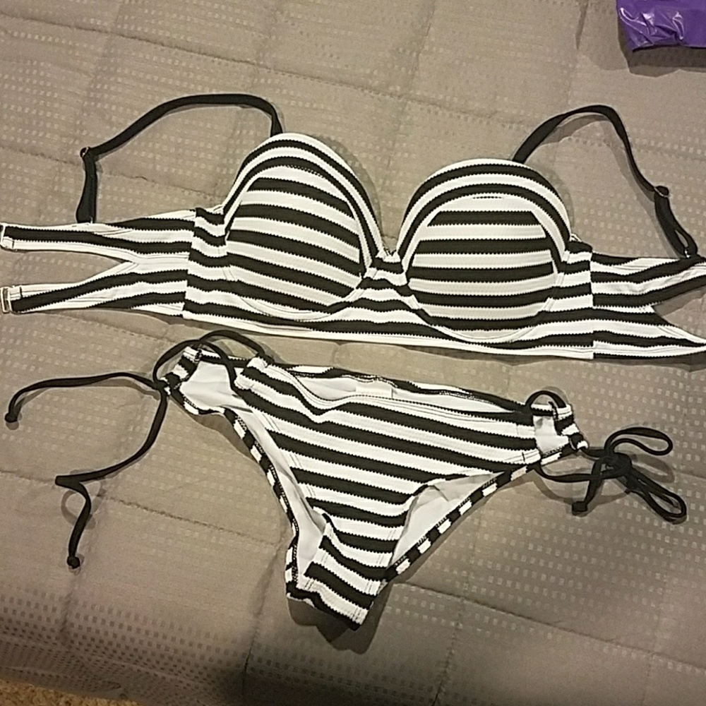 D/DD bikini top and M bottoms